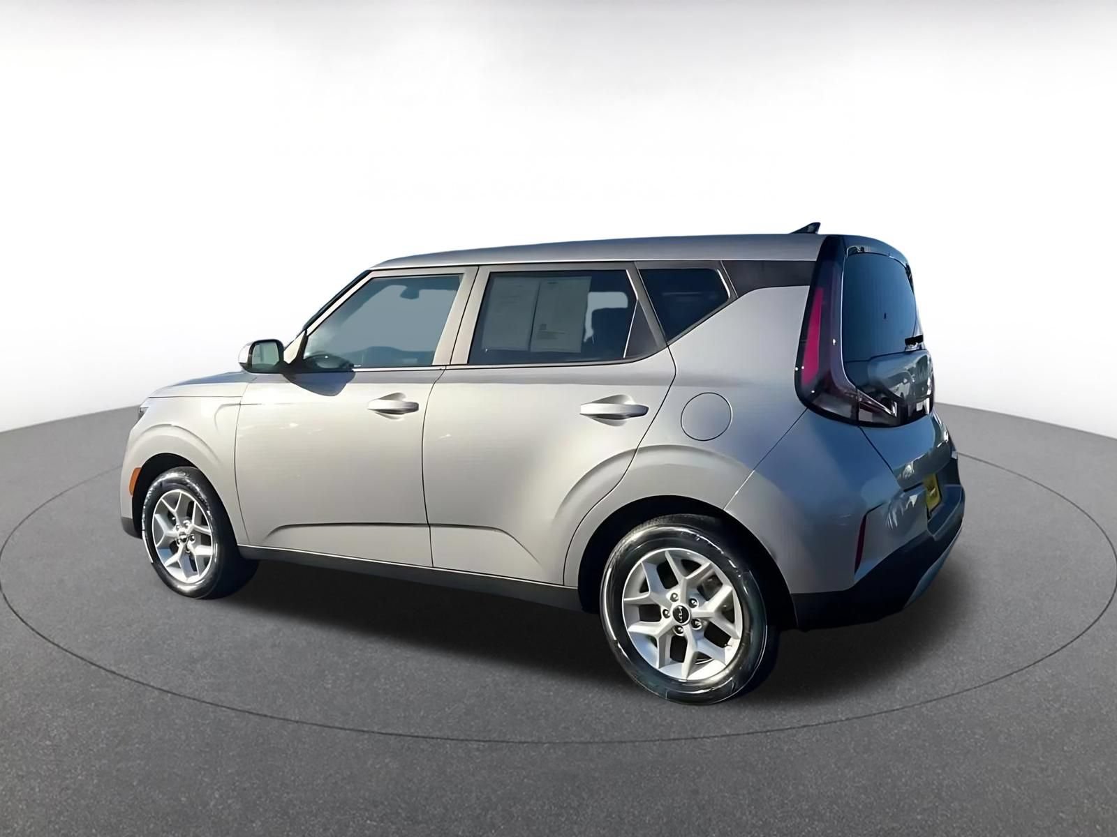 Used 2025 Kia Soul LX w/ LX Technology Package FWD image 9