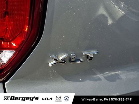 Used 2018 Ford Explorer XLT w/ Equipment Group 202A image 10