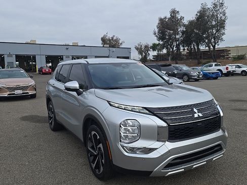Used 2022 Mitsubishi Outlander SE FWD image 1
