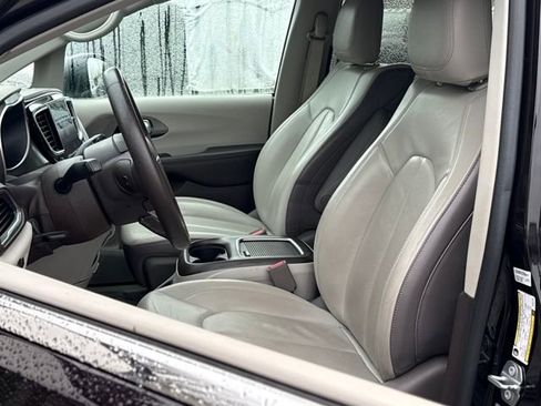 Used 2017 Chrysler Pacifica Touring-L Plus w/ Tire & Wheel Group image 10