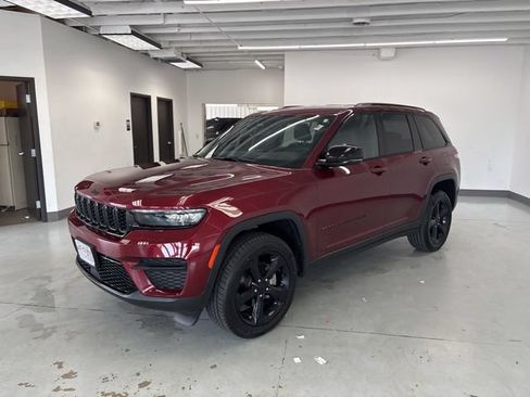 Used 2023 Jeep Grand Cherokee Altitude AWD/4WD image 7