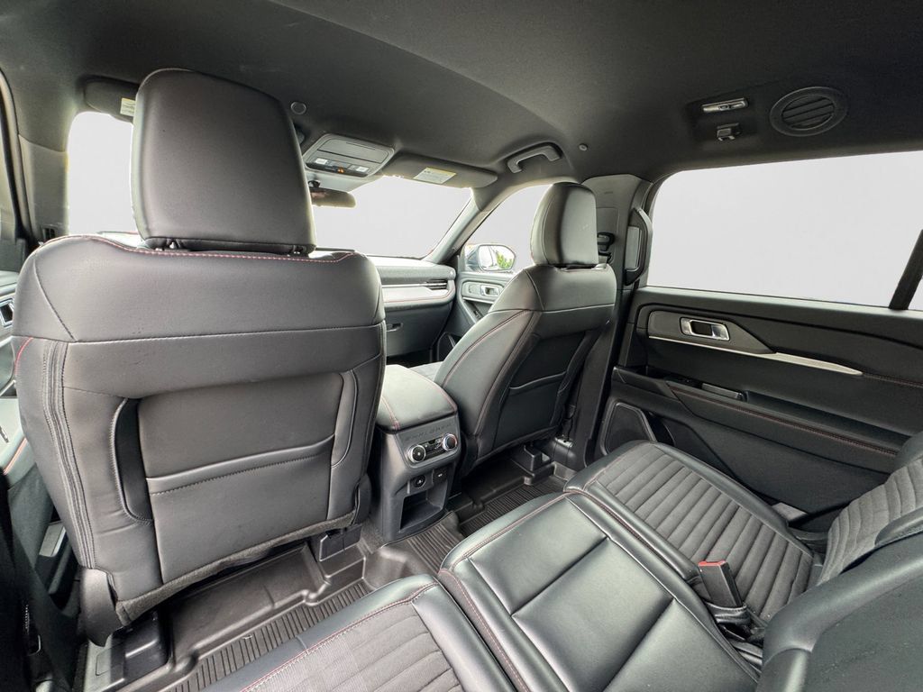 Used 2025 Ford Explorer ST-Line w/ ST-Line Street Pack AWD/4WD image 14
