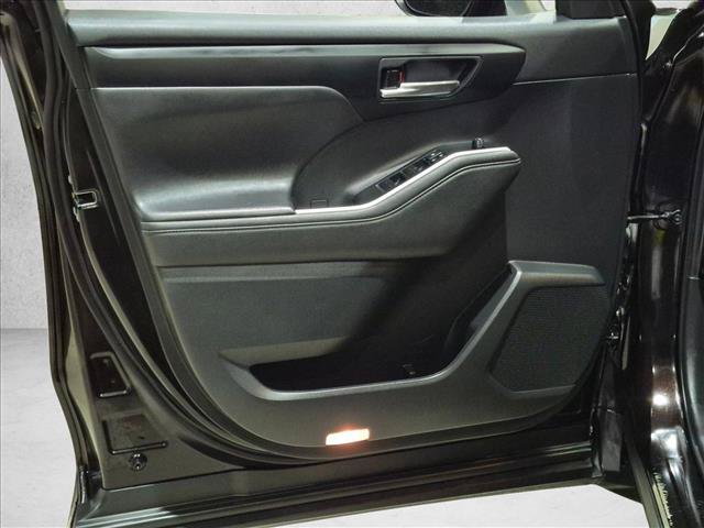 Used 2021 Toyota Highlander XLE FWD image 8