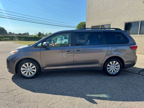 Used 2017 Toyota Sienna XLE Premium AWD/4WD image 5