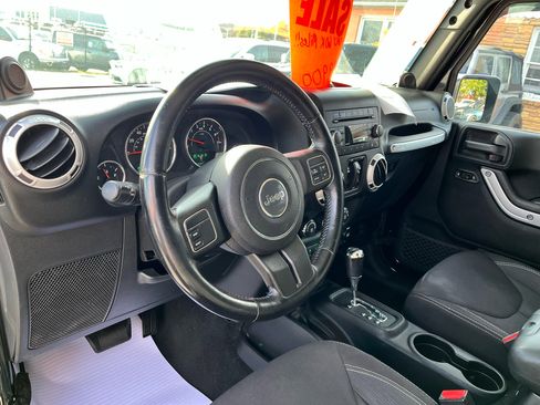 Used 2014 Jeep Wrangler Unlimited Sahara image 10