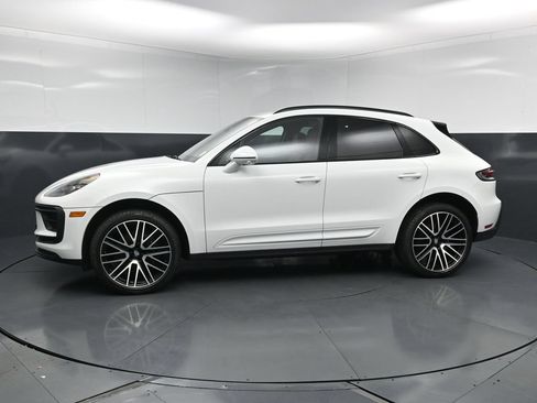Certified 2025 Porsche Macan AWD/4WD image 2