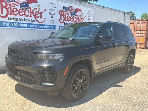 Used 2025 Jeep Grand Cherokee Altitude AWD/4WD image 6