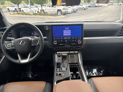 Used 2025 Lexus GX 550 w/ Accessory Package (2T) AWD/4WD image 32