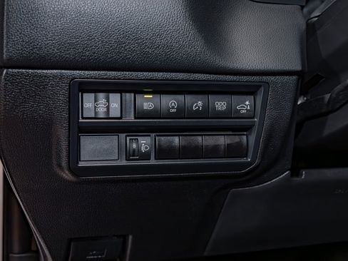 Used 2025 Toyota Tundra Limited AWD/4WD image 17