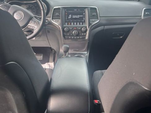 Used 2018 Jeep Grand Cherokee Laredo image 13