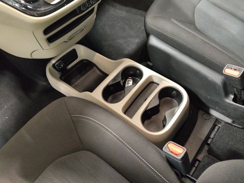 Used 2022 Chrysler Voyager LX image 26
