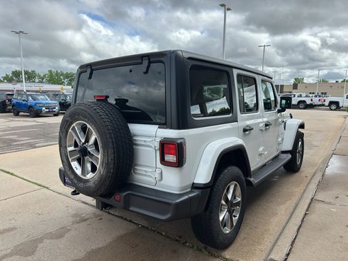 Used 2022 Jeep Wrangler Unlimited Sahara w/ Cold Weather Group AWD/4WD image 5