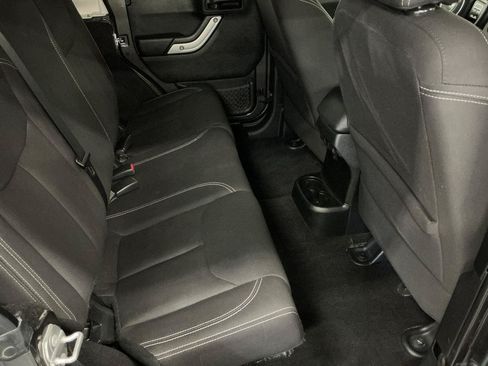 Used 2017 Jeep Wrangler Unlimited Sahara w/ Connectivity Group AWD/4WD image 11