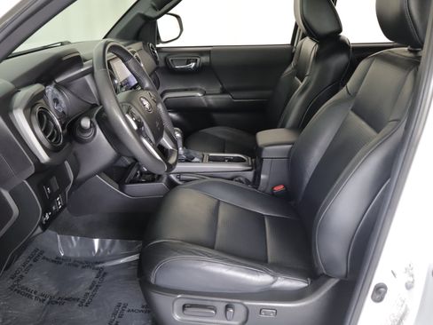 Used 2021 Toyota Tacoma TRD Sport w/ TRD Premium Sport Package AWD/4WD image 9