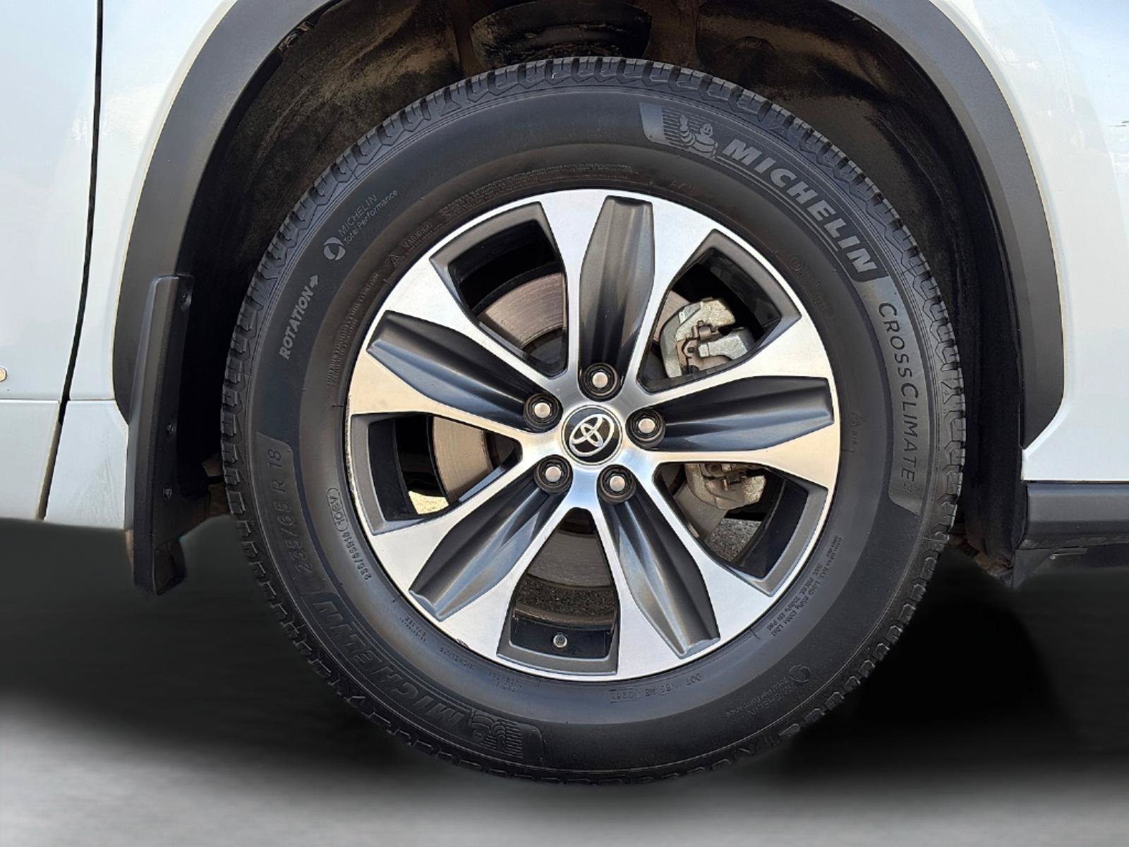 Used 2022 Toyota Highlander XLE AWD/4WD image 11