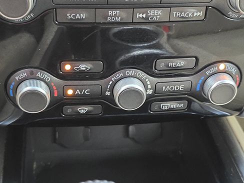 Used 2014 Nissan Pathfinder SV AWD/4WD image 23