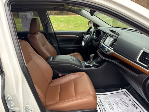 Used 2019 Toyota Highlander Limited image 14