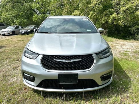 Used 2023 Chrysler Pacifica Touring FWD image 2