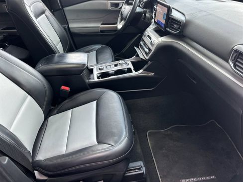 Used 2023 Ford Explorer XLT w/ Equipment Group 202A AWD/4WD image 15