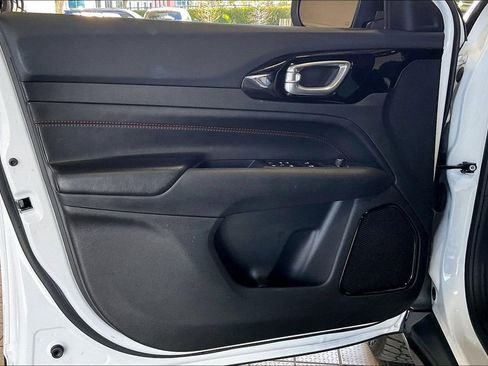 Used 2025 Jeep Compass Trailhawk image 2