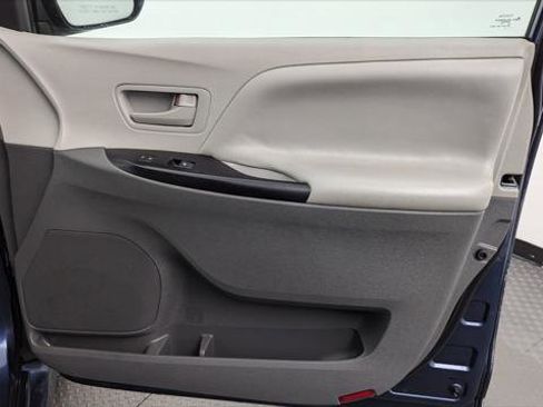 Used 2019 Toyota Sienna L image 21