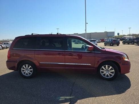 Used 2014 Chrysler Town & Country Touring FWD image 4