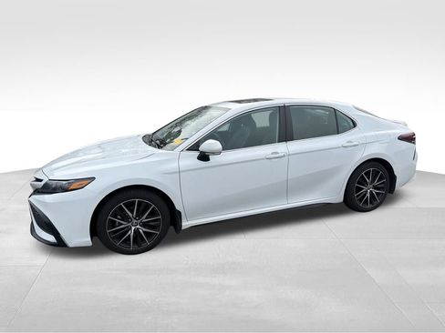 Used 2023 Toyota Camry SE image 2