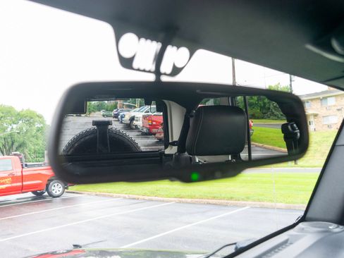 Used 2017 Jeep Wrangler Unlimited Sahara w/ Connectivity Group AWD/4WD image 21