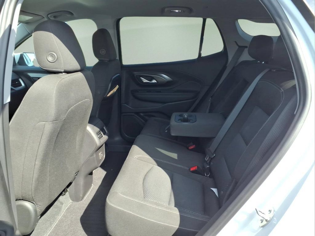 Used 2024 GMC Terrain SLE w/ Driver Convenience Package FWD image 5
