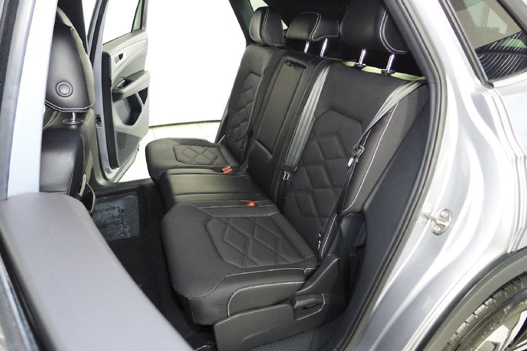 Used 2024 Volkswagen Atlas Cross Sport SE FWD image 20