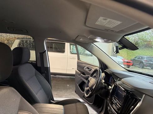 Used 2020 Chevrolet Traverse LT image 40