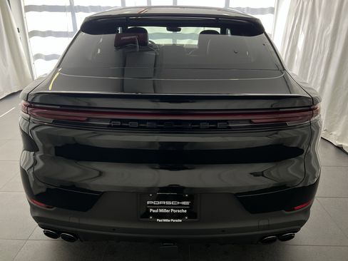Certified 2025 Porsche Cayenne Coupe image 8