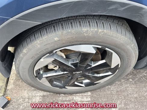 Used 2025 Kia Sorento EX image 11