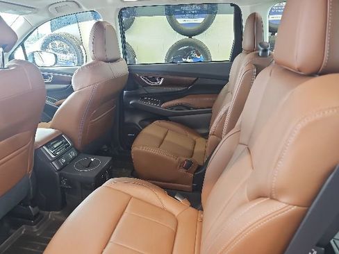 Used 2025 Subaru Ascent Touring AWD/4WD image 3