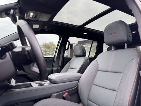 Used 2025 GMC Acadia AT4 w/ Luxury Package image 17