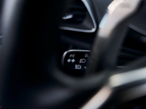 Used 2025 McLaren Artura Spider RWD image 47