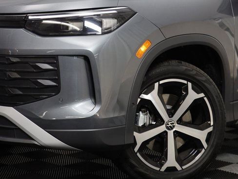 New 2025 Volkswagen Tiguan SE image 3