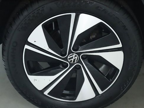 Used 2025 Volkswagen Taos SE AWD/4WD image 12