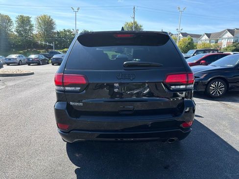 Used 2018 Jeep Grand Cherokee Altitude RWD image 5