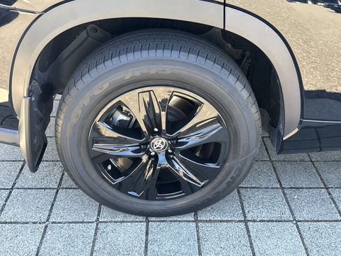 Used 2020 Toyota Highlander XLE AWD/4WD image 12