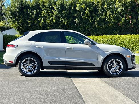 Certified 2025 Porsche Macan AWD/4WD image 9