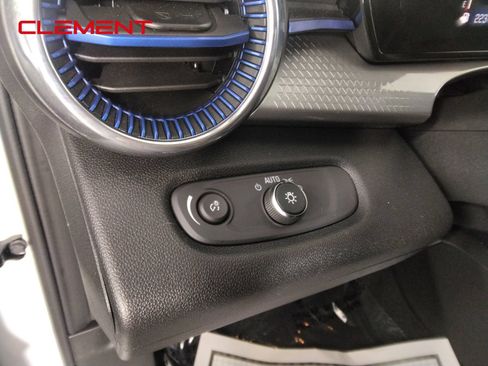 Used 2025 Chevrolet Trax LT w/ LT Convenience Package FWD image 12