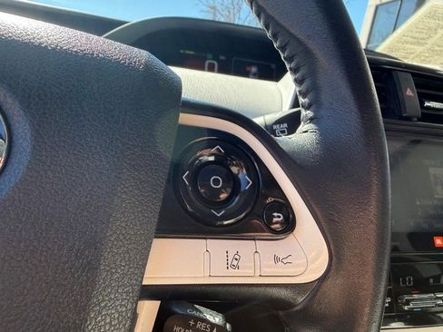 Used 2017 Toyota Prius Four w/ Premium Convenience Package image 31