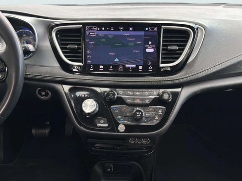 Used 2022 Chrysler Pacifica Touring-L w/ Uconnect Theater Family Group AWD/4WD image 9