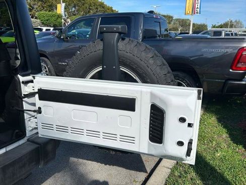 Certified 2017 Jeep Wrangler Unlimited Rubicon w/ Connectivity Group image 41