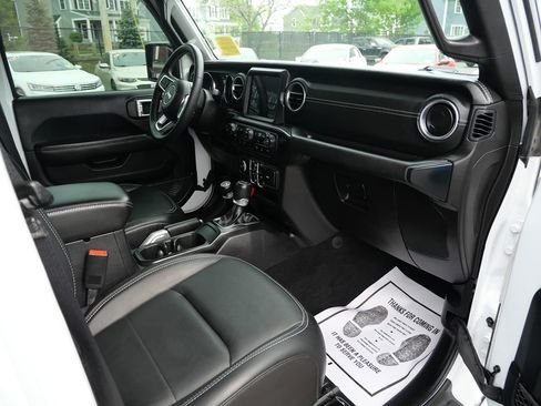 Used 2019 Jeep Wrangler Unlimited Sahara AWD/4WD image 17