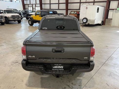 Used 2017 Toyota Tacoma Limited w/ Tow Package AWD/4WD image 9