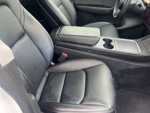 Used 2022 Tesla Model Y Long Range image 5