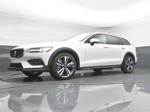 Used 2024 Volvo V60 B5 Cross Country Plus image 40