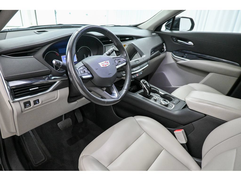 Used 2020 Cadillac XT4 Luxury w/ Cold Weather Package AWD/4WD image 11